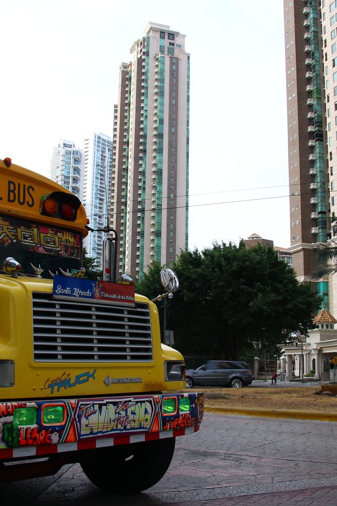 Les diablos rojos, bus scolaires américains repeints, parcourent Panama City.