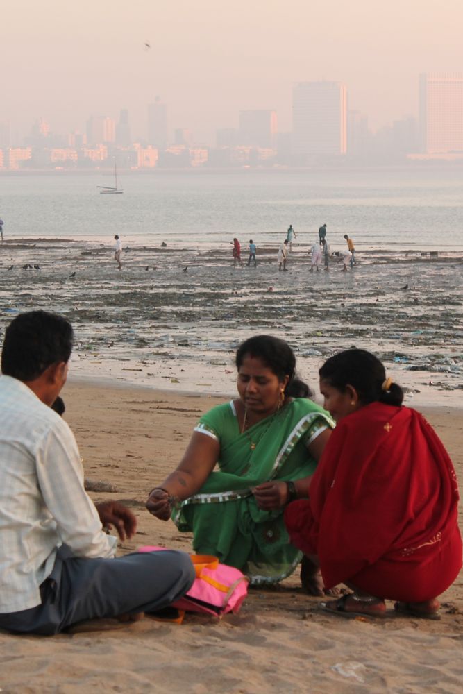 Pique-nique en famille sur la plage, Marine Drive, Mumbai.