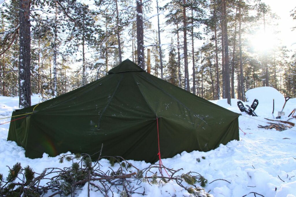 Cette tente très résistante de l'armée suédoise possède un poêle et peut accueillir 11 personnes.
