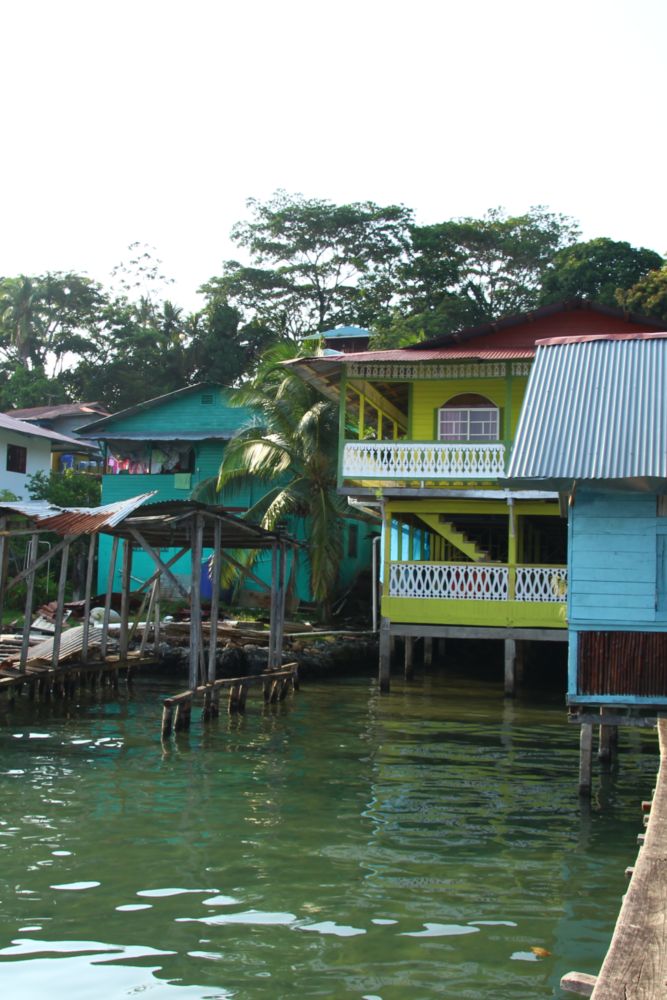 Maisons caribéennes colorées sur pilotis à Bastimentos.