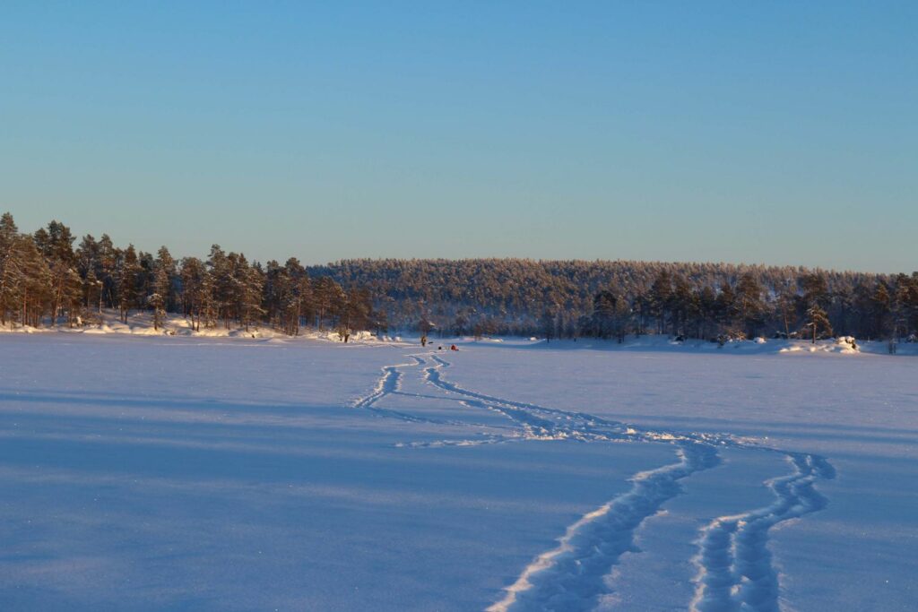 Lac gelé d'Inari dans la région d'Ivalo en Finlande.