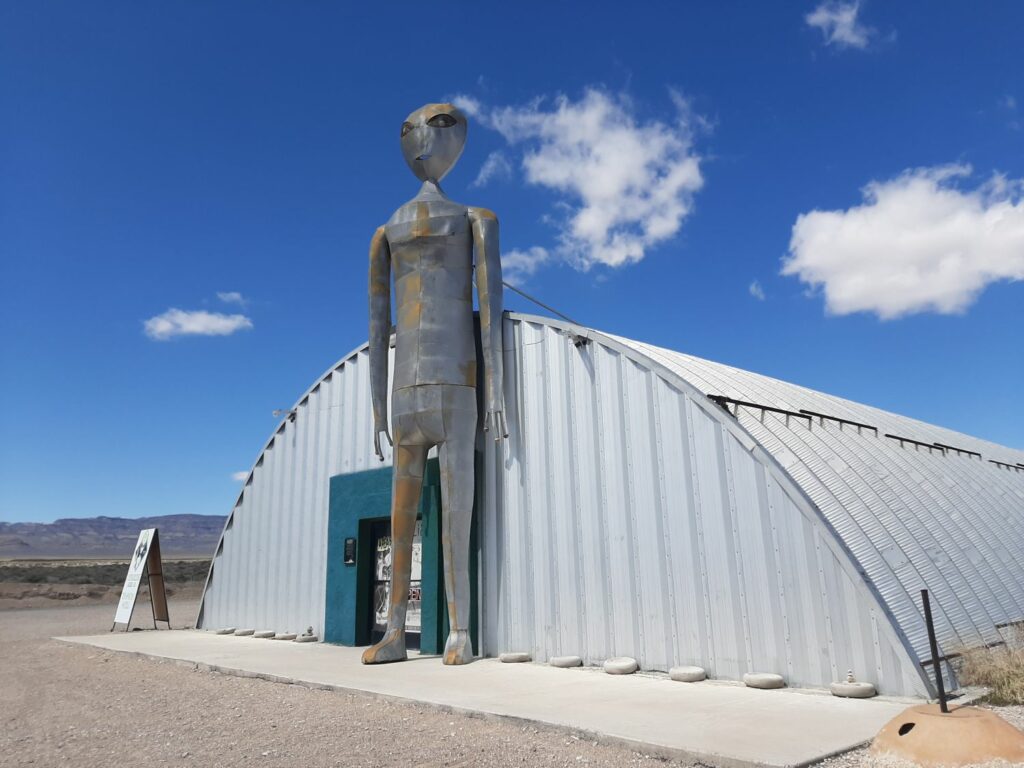 Alien Research Center est une boutique à l'entrée de la route extraterrestre.