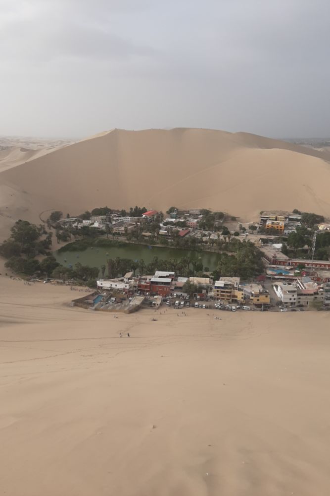 Oasis de Huacachina au milieu des dunes.