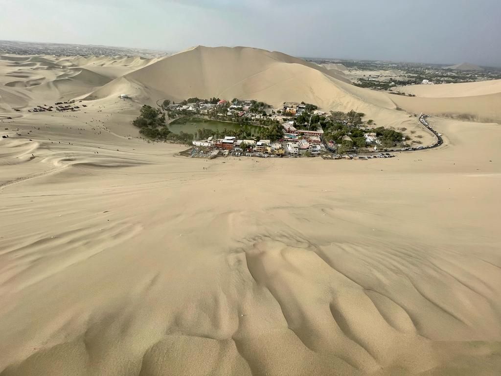 L'oasis magique entourée de dunes à Huacachina.