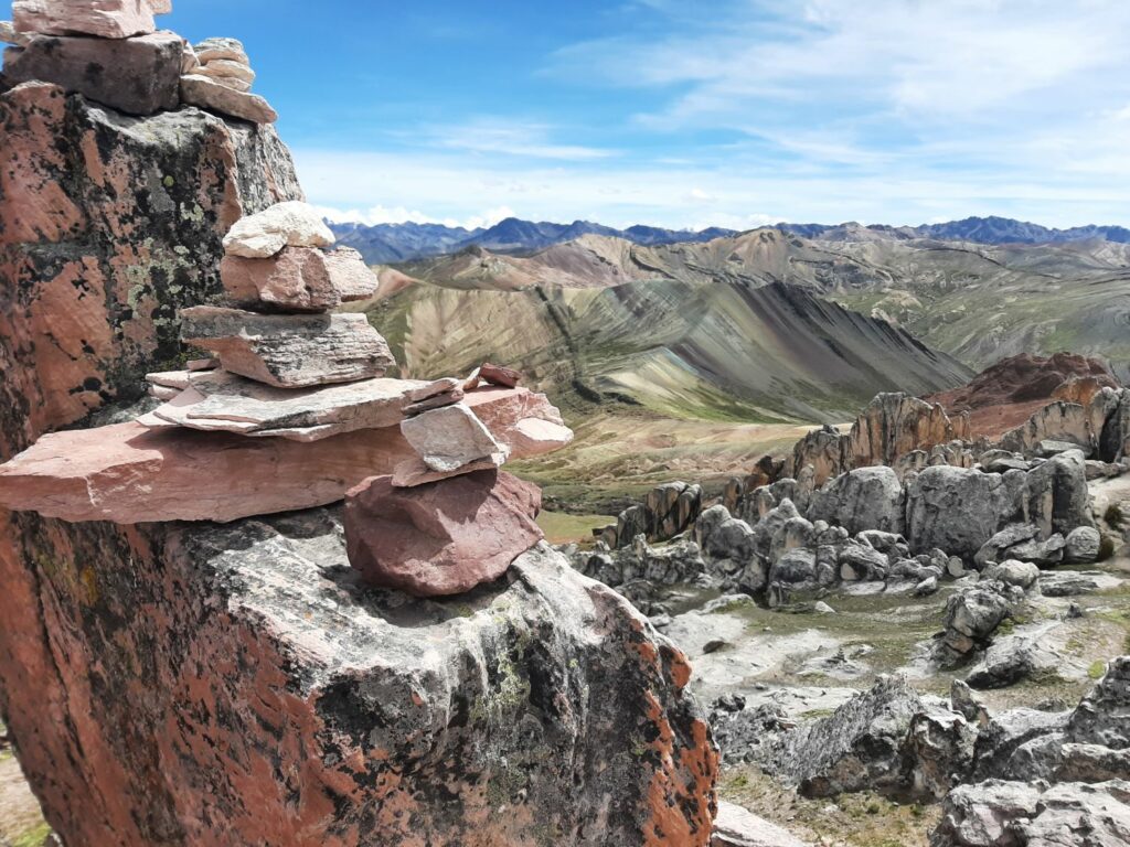 La montagne colorée de Palcoyo depuis la forêt de pierres.