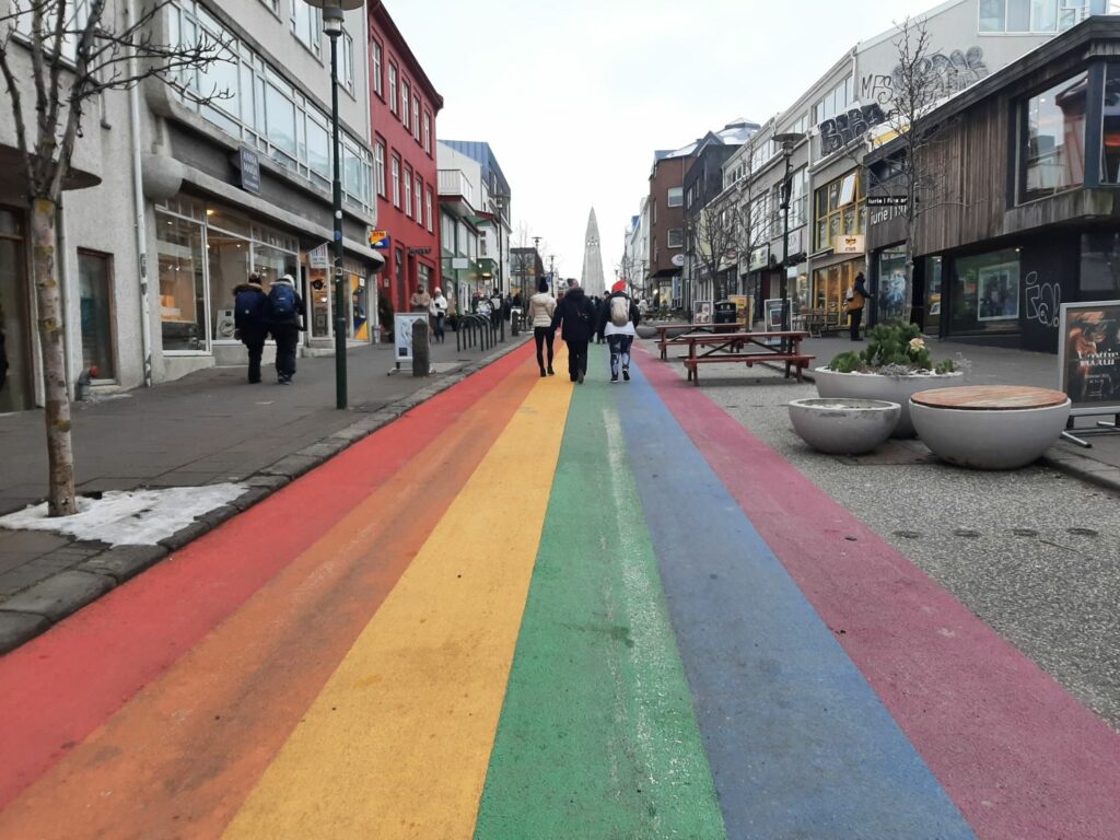 Rainbow street, la rue arc-en-ciel de la capitale islandaise.