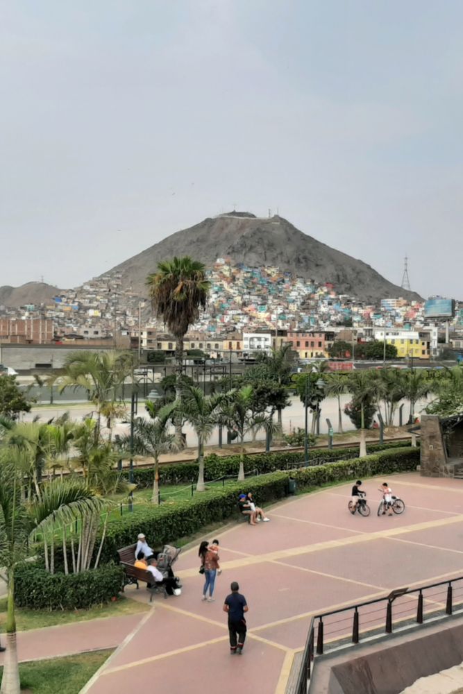 Le quartier populaire de Rimac depuis le centre historique de Lima.