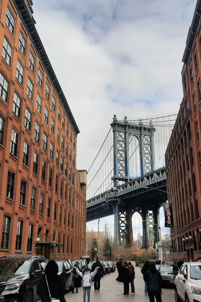 Le pont de Manhattan entre les immeubles du quartier de Dumbo.