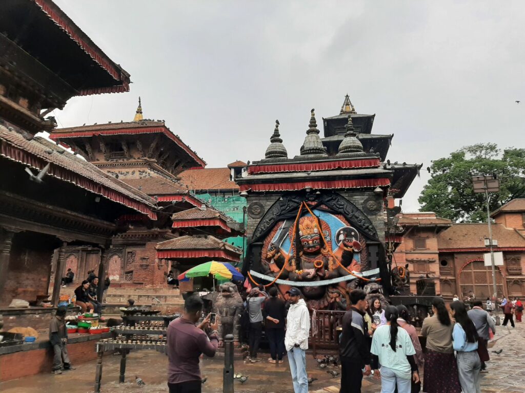 Le Kala Bhairab (noir) à Durbar Square.