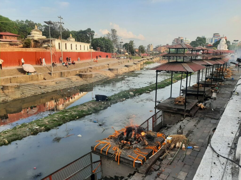 Les ghats de crémation au temple hindou de Pashupatinath.