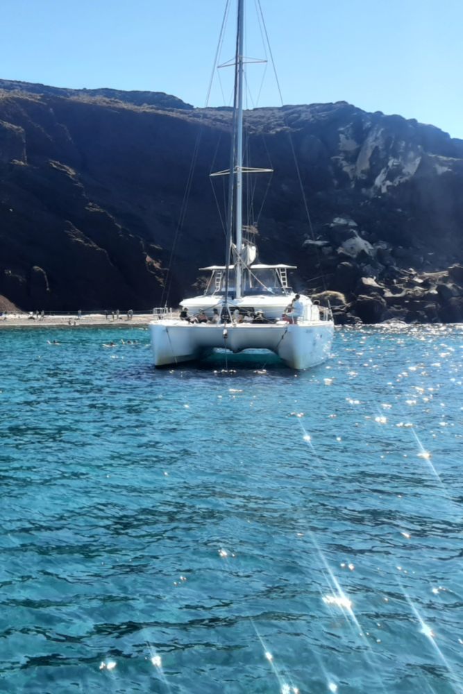 Les plus belles plages de Santorin sont accessibles en bateau.