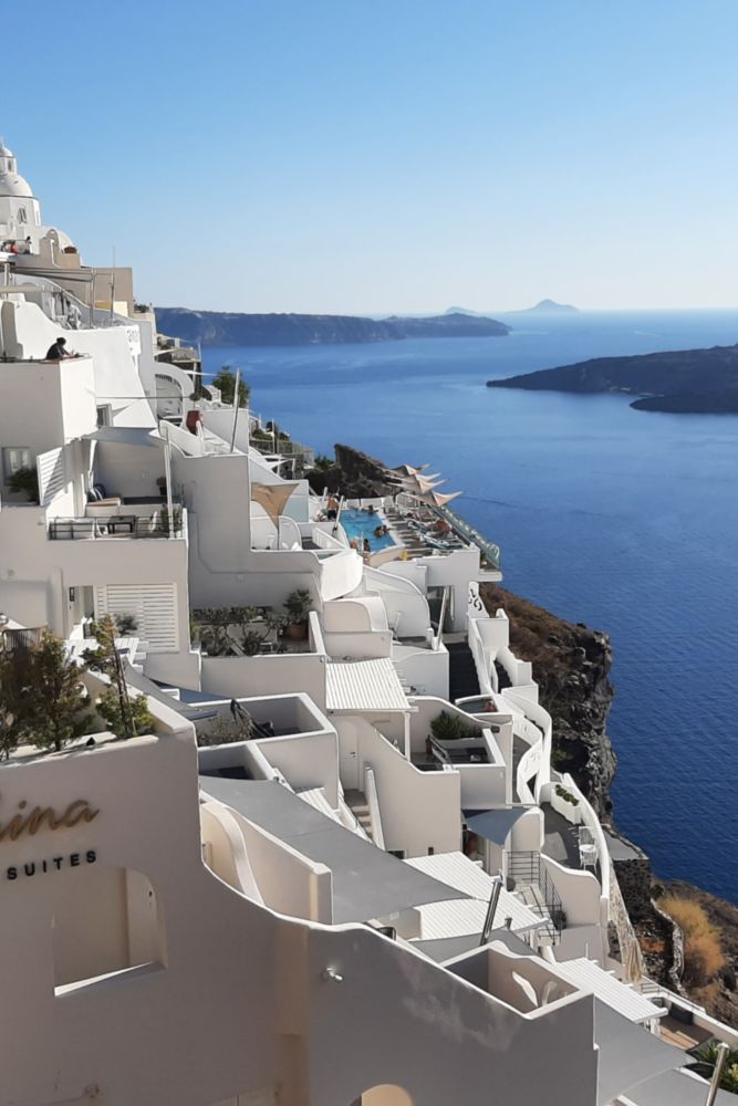 Vue sur la caldeira de Santorin depuis le village de Fira.