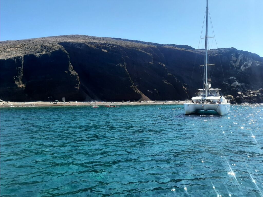 Les plus belles plages de Santorin sont accessibles en bateau.