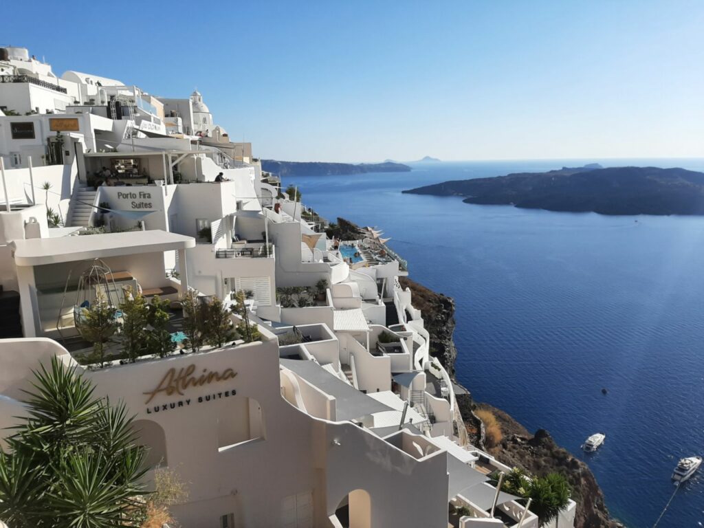 Vue sur la caldeira de Santorin depuis le village de Fira.