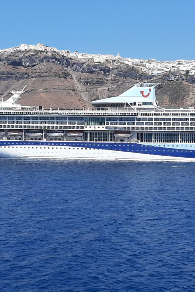 Chaque jour, les ferries débarquent des milliers de personnes à Santorin.