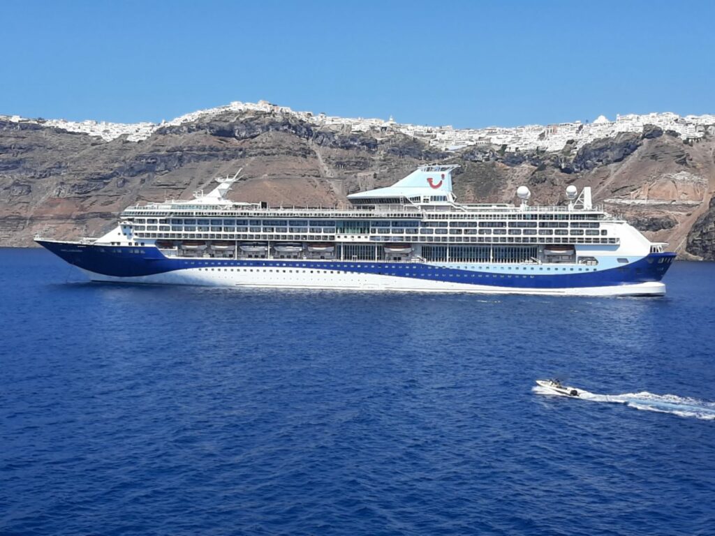 Chaque jour, les ferries débarquent des milliers de personnes à Santorin.