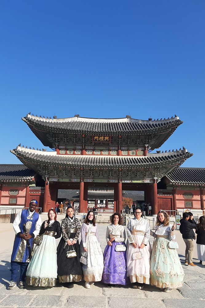 En hanbok devant le palais Gyeongbokgung.