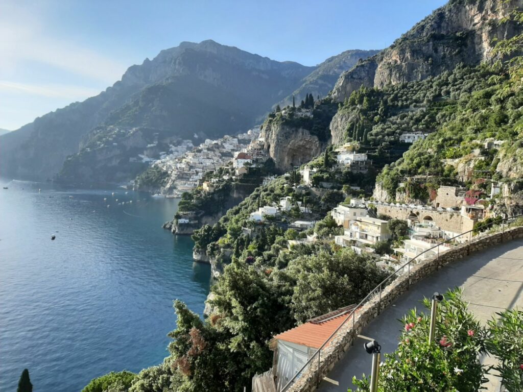 L'arrivée à Positano, joyau de la côte Amalfitaine.