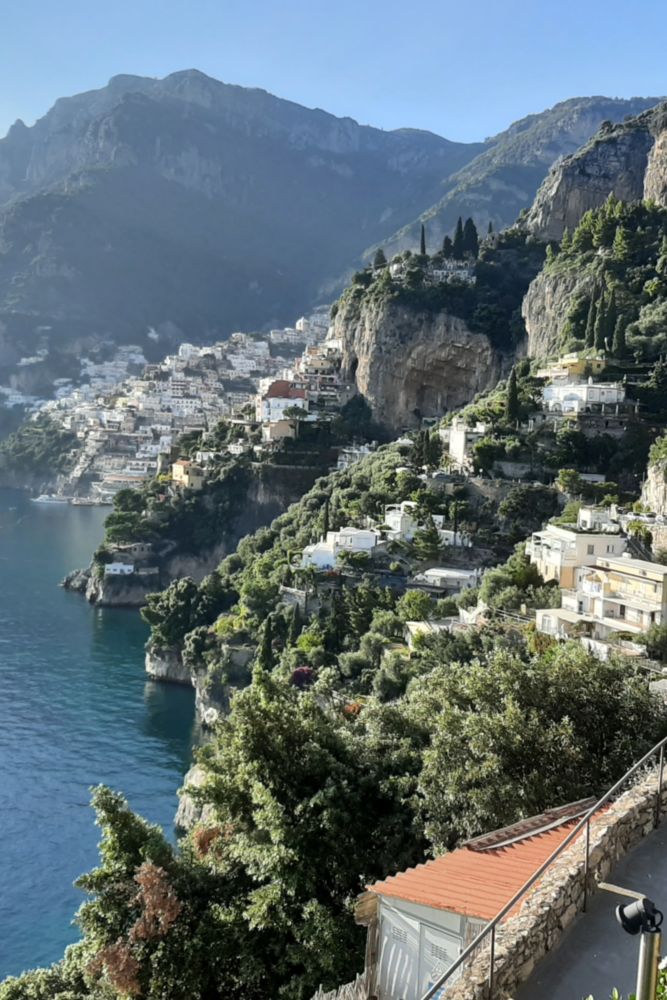 L'arrivée à Positano, joyau de la côte Amalfitaine.