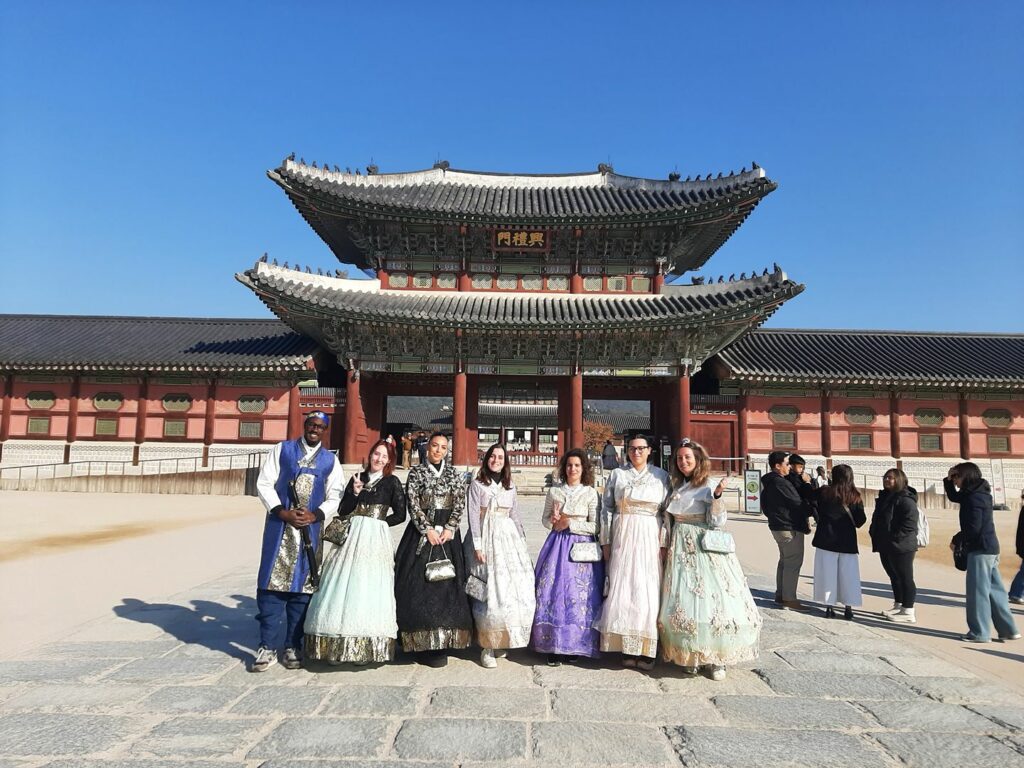 En hanbok devant le palais Gyeongbokgung.