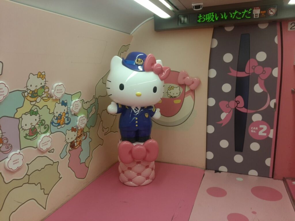 Hello Kitty est présente jusque dans le wagon-bar.