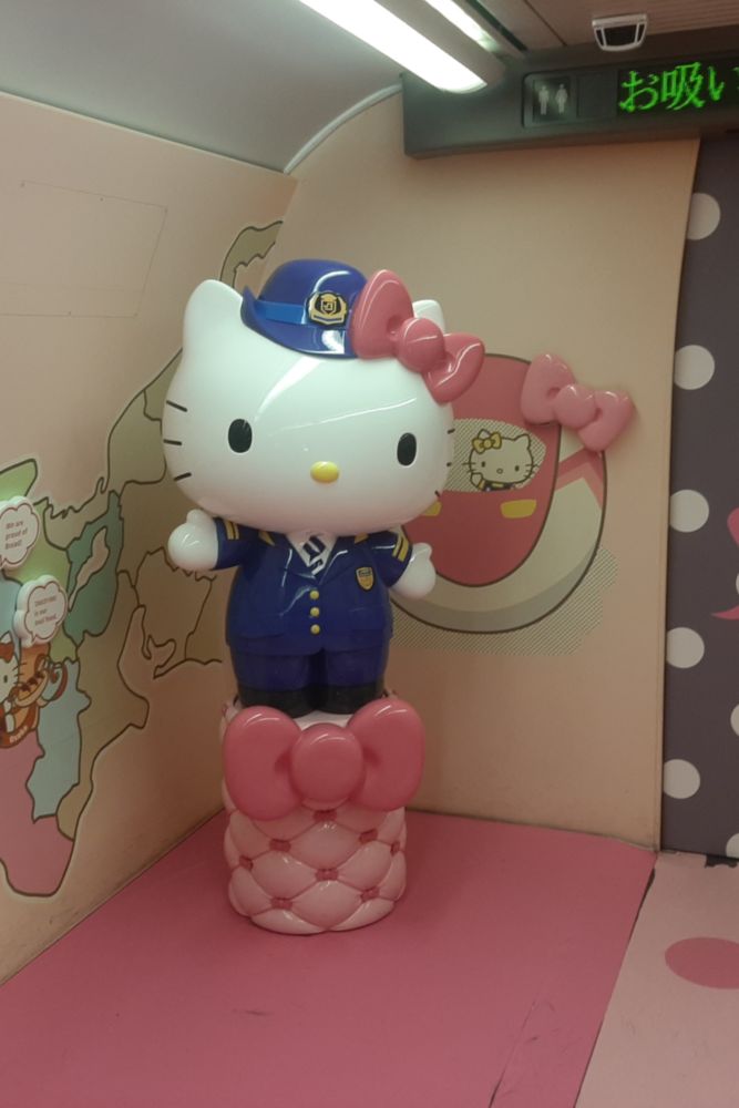 Hello Kitty est présente jusque dans le wagon-bar.