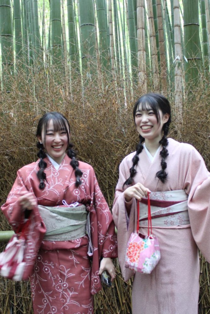 Il y a foule à la forêt de bambous Arashiyama.